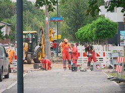 Łódź. Remont Źródłowej. Jest już nowy chodnik. Czas na parkingi i przystanki MPK Łódź