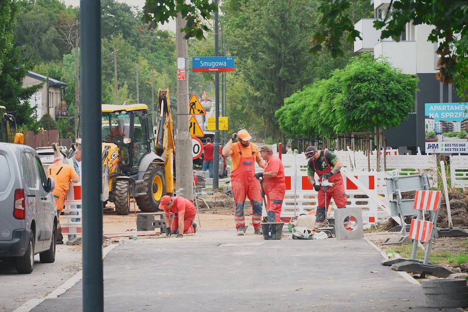 Łódź. Remont Źródłowej. Jest już nowy chodnik. Czas na parkingi i przystanki MPK Łódź