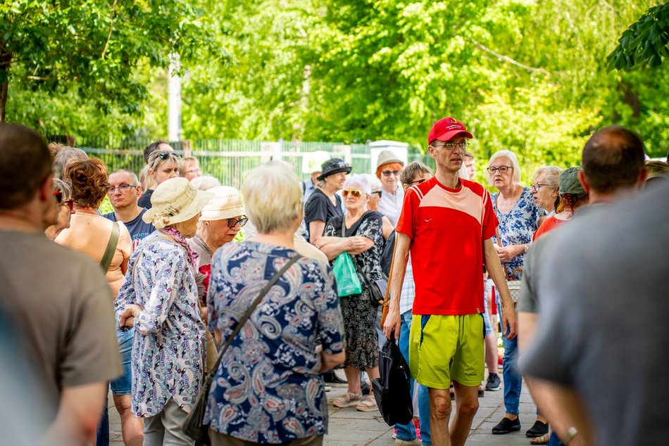 grupa ludzi spaceruje w naturze