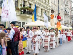 ludzie w strojach folkowych na ulicy