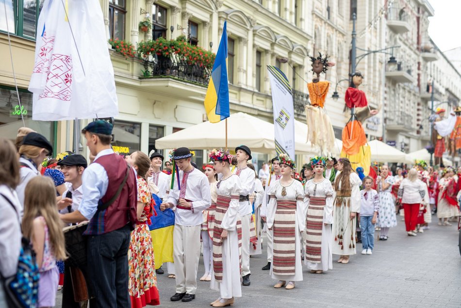 ludzie w strojach folkowych na ulicy