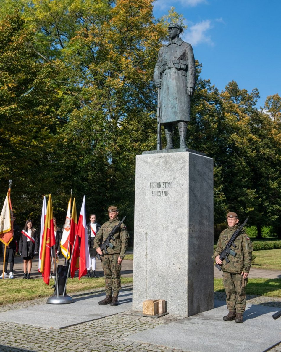 Obchody Łódzkiego Października Legionowego. Uroczystość pod pomnikiem Legionisty