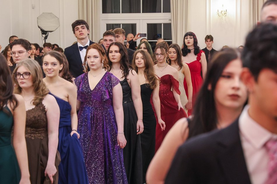 Łódź. Studniówka II LO w Łodzi. Wspaniali maturzyści świętowali w Pałacu Skotniki