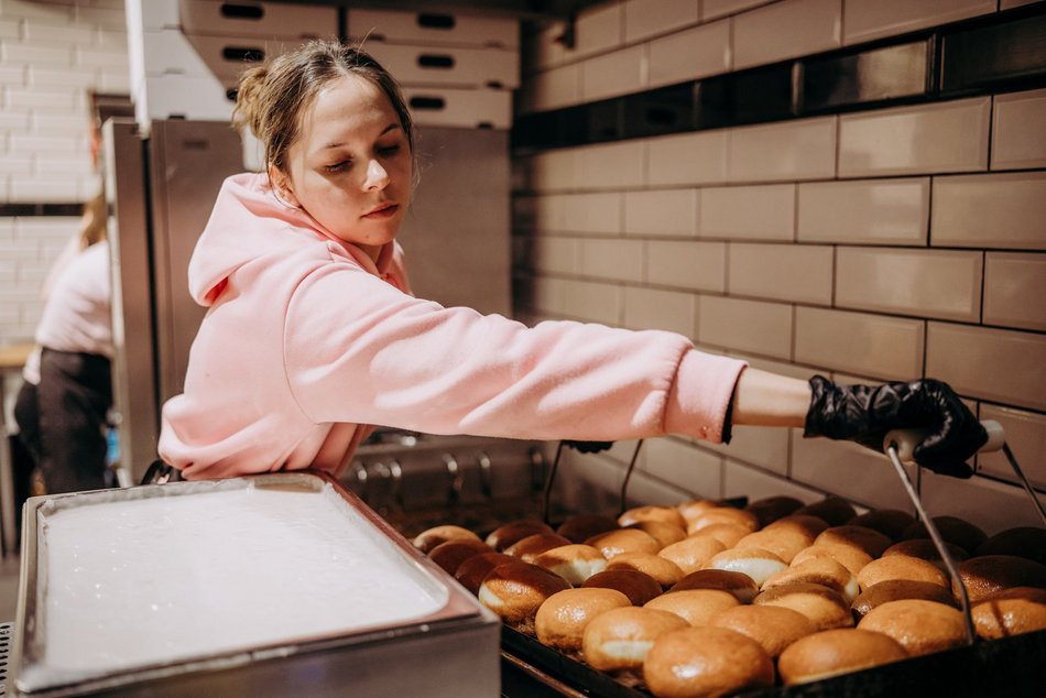 Łódź. Tłusty czwartek w Łodzi od kulis. Tak smaży się 5 tys. pączków w Gorącej Pączkarni!