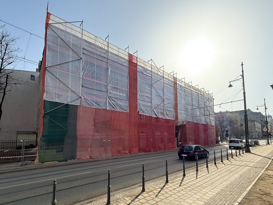 Łódź. Wielka rewitalizacja kamienicy przy Kilińskiego w Łodzi. Skuli ściany do gołej cegły!
