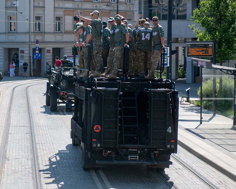 Wielka parada przed meczem Gortat Team vs NATO. Celebryci, żołnierze i sprzęt wojskowy