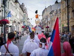 Feria barw przy Piotrkowskiej. Kolorowy pochód rozpoczął 15. edycję Folkowych Inspiracji