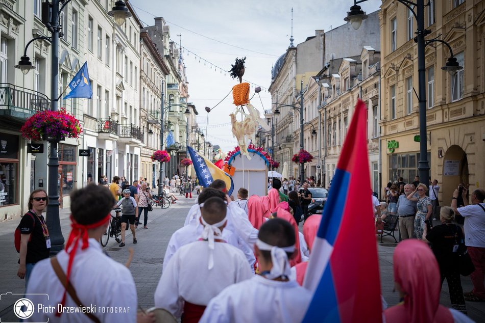 Feria barw przy Piotrkowskiej. Kolorowy pochód rozpoczął 15. edycję Folkowych Inspiracji