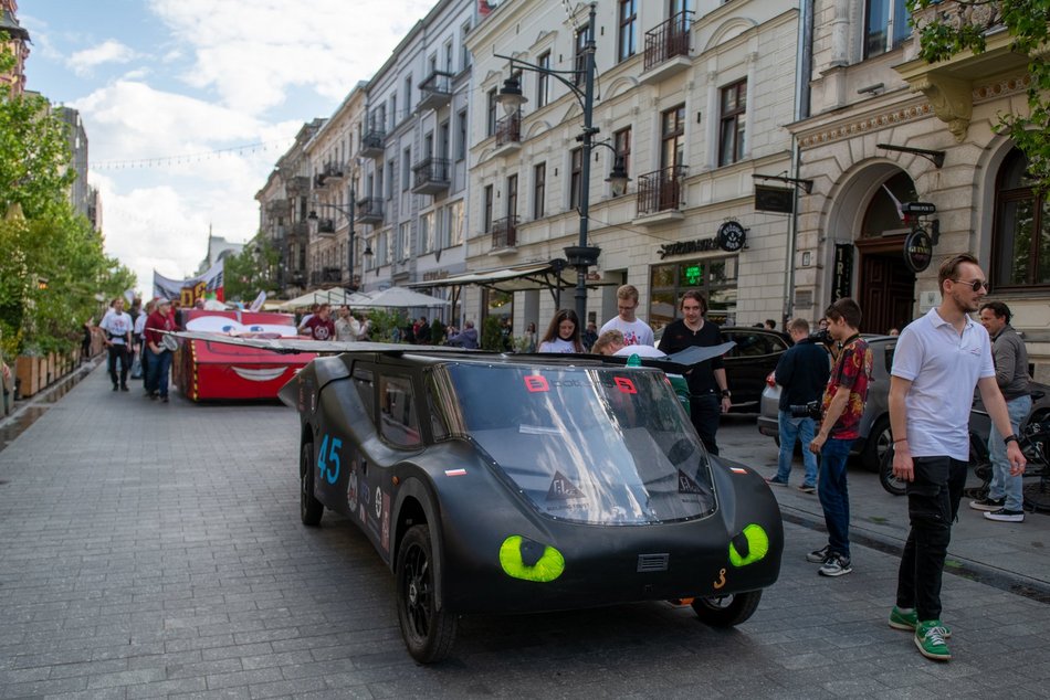 Łódź. Juwenalia 2025 w Łodzi. Kolorowy pochód studentów przeszedł Piotrkowską!