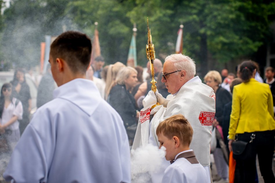 Łódź. Boże Ciało w Łodzi. Procesja z kościoła Matki Boskiej Zwycięskiej przeszła ulicami miasta