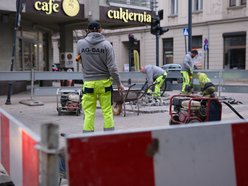 Łódź. Remont skrzyżowania Nawrot i Sienkiewicza w Łodzi. Drogowcy naprawiają jezdnię