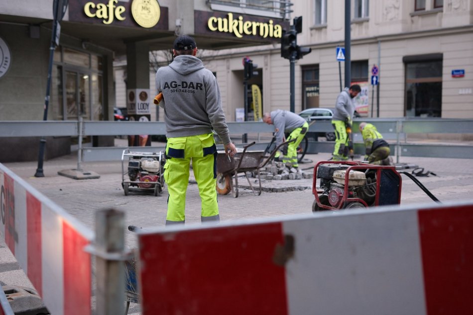 Łódź. Remont skrzyżowania Nawrot i Sienkiewicza w Łodzi. Drogowcy naprawiają jezdnię