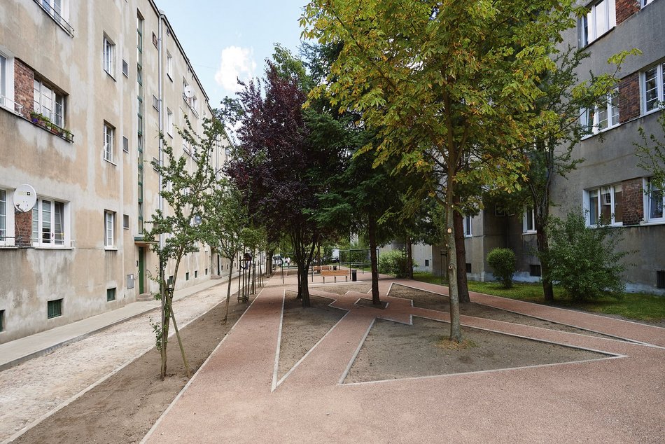 Osiedle Montwiłła-Mireckiego w Łodzi po rewitalizacji - na zdjęciu jedno z podwórek.