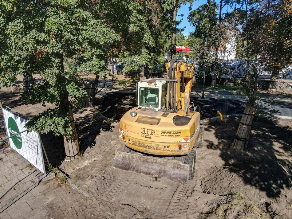 Plac Komuny Paryskiej przechodzi metamorfozę. Koniec z zaniedbanym zaułkiem