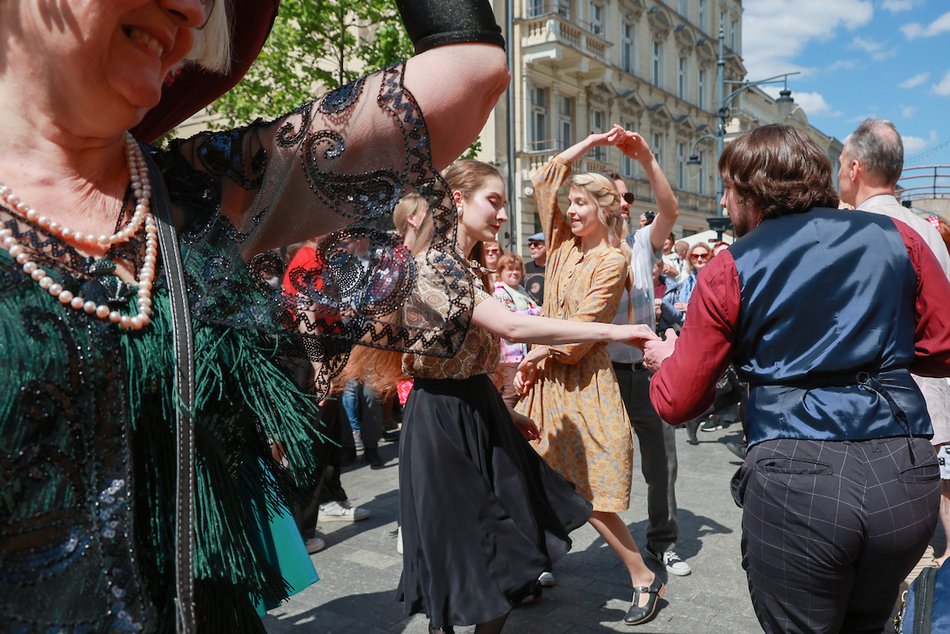 Łódź. Swingowy Spacer po Piotrkowskiej. Najbardziej roztańczona parada w Łodzi! Byłeś?