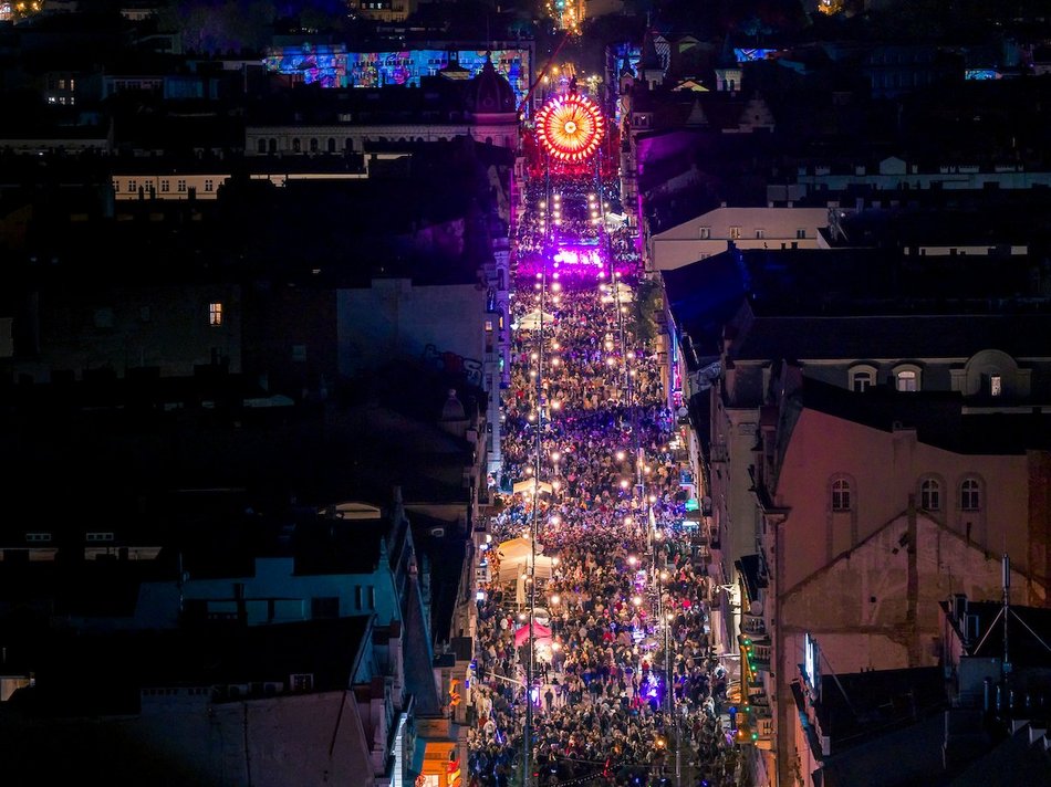 Łódź. Miliony świateł na Piotrkowskiej! Light Move Festival 2025 Łódź z lotu ptaka