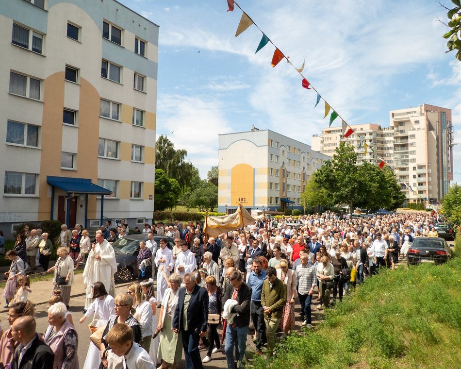Łódź. Procesja Bożego Ciała na Widzewie w Łodzi. Wierni przeszli ulicami miasta