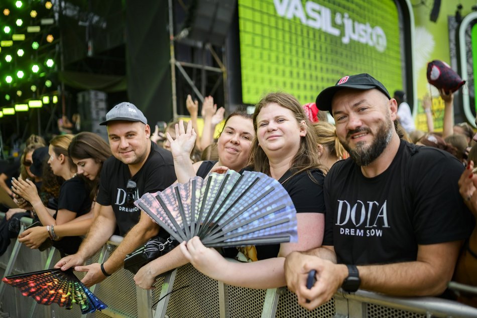 Tłumy fanek Louisa Tomlinsona przed wejściem na Łódź Summer Festival 2025