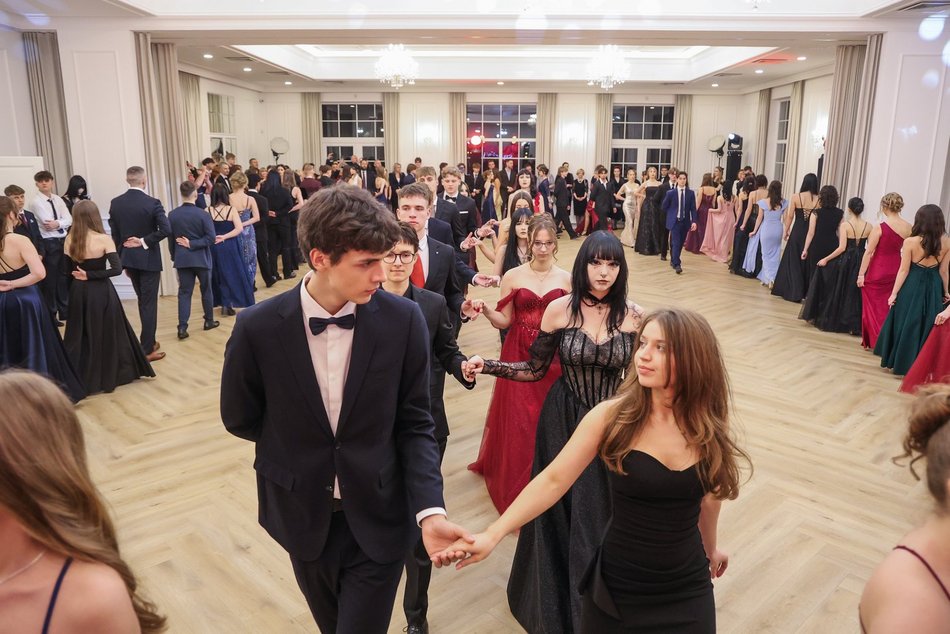 Łódź. Studniówka II LO w Łodzi. Wspaniali maturzyści świętowali w Pałacu Skotniki