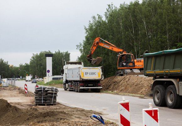 Łódź. Nowe chodniki na Olechowie w Łodzi. Rozpoczęli prace na trzech ulicach - ulica Bauma