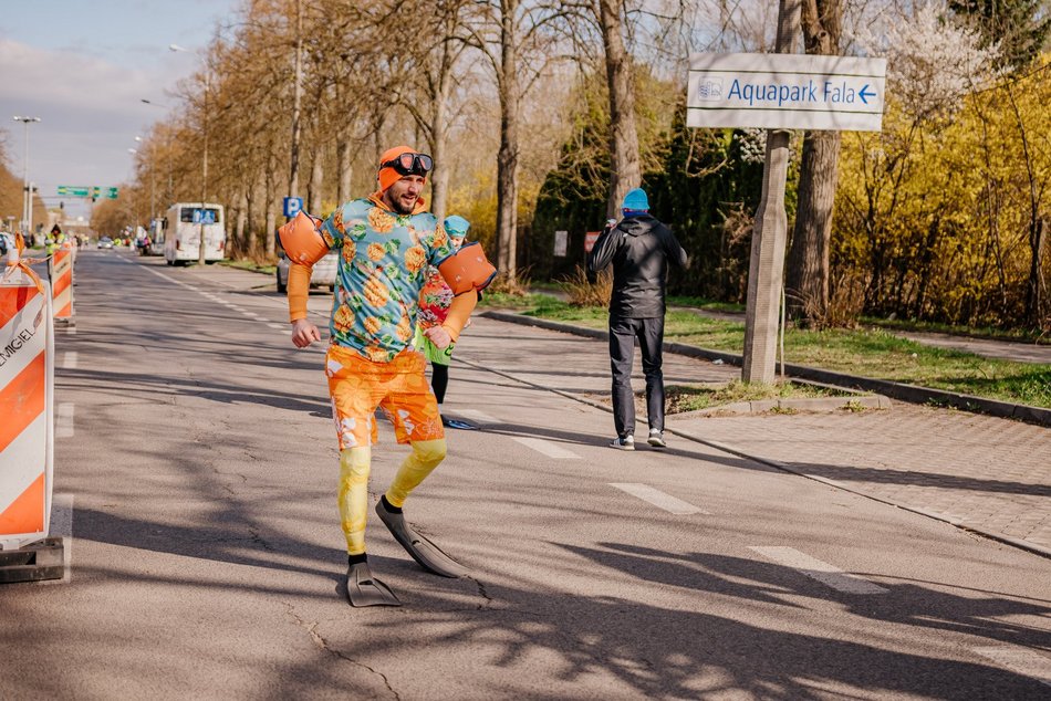 Strefa kibica Aquaparku Fala na DOZ Maraton Łódź 2025. Zobacz, jak łodzianie dopingowali biegaczy!