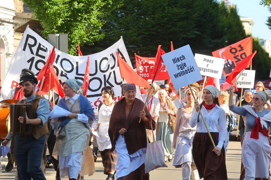 Marsz robotników podczas festiwalu REwolucja w Łodzi. Inscenizacja aktorów Teatru Chorea
