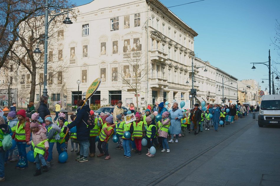 Łódź. Światowy Dzień Autyzmu. Przedszkolaki przemaszerowały Piotrkowską!