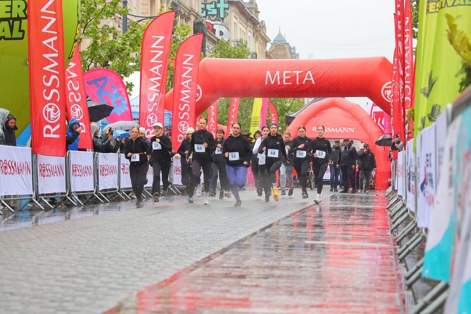 Mini Bieg Ulicą Piotrkowską w Łodzi w deszczu. To nie zepsuło jednak imprezy