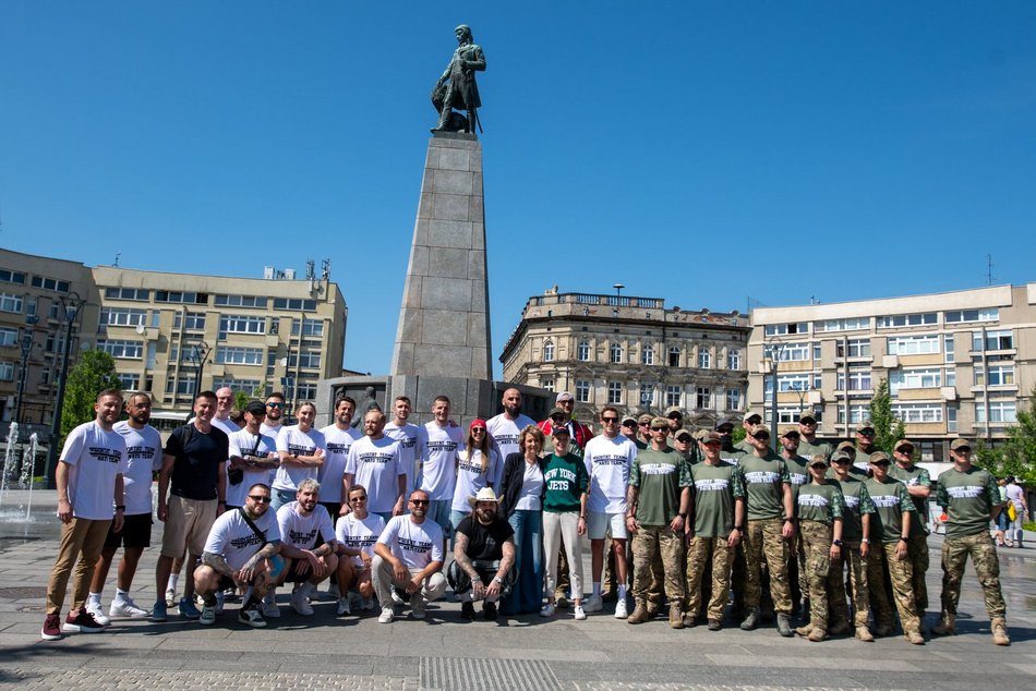 Wielka parada przed meczem Gortat Team vs NATO. Celebryci, żołnierze i sprzęt wojskowy