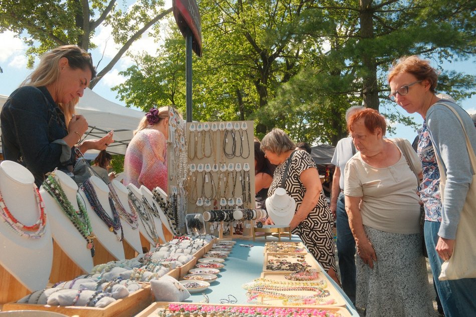 Łódź. Targ Staroci na Księżym Młynie w Łodzi. Rękodzieła, unikatowe rzeczy i domowe przysmaki