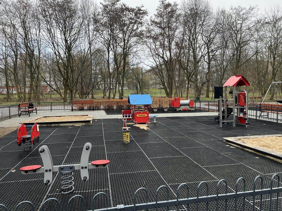 Łódź. Plac zabaw w parku nad Jasieniem