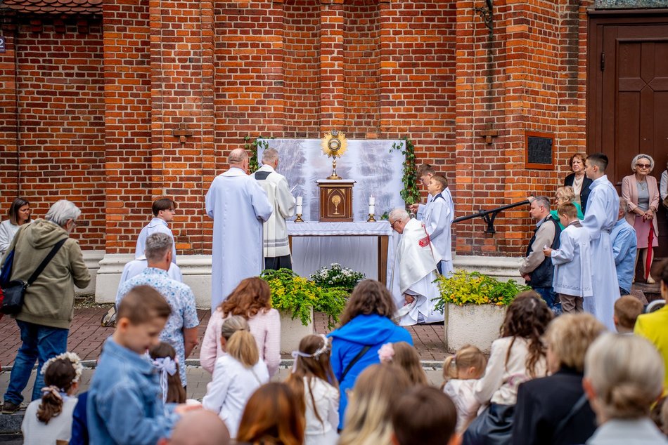 Łódź. Boże Ciało w Łodzi. Procesja z kościoła Matki Boskiej Zwycięskiej przeszła ulicami miasta