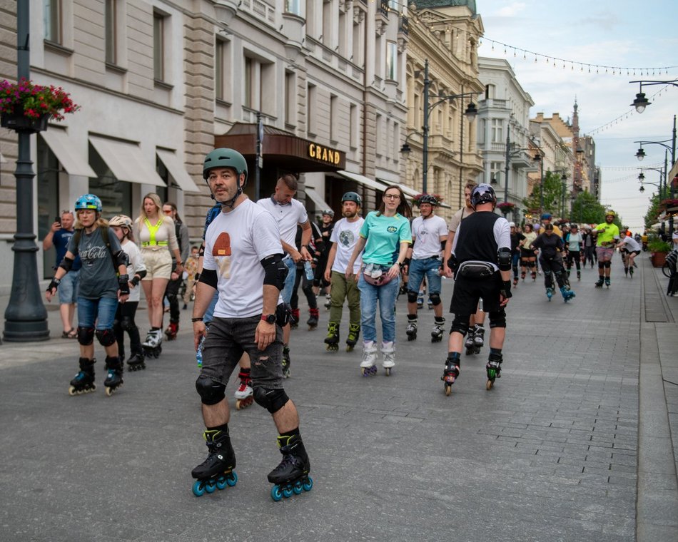Łódź. Nightskating Łódź za nami. Rolkarze znów opanowali Piotrkowską