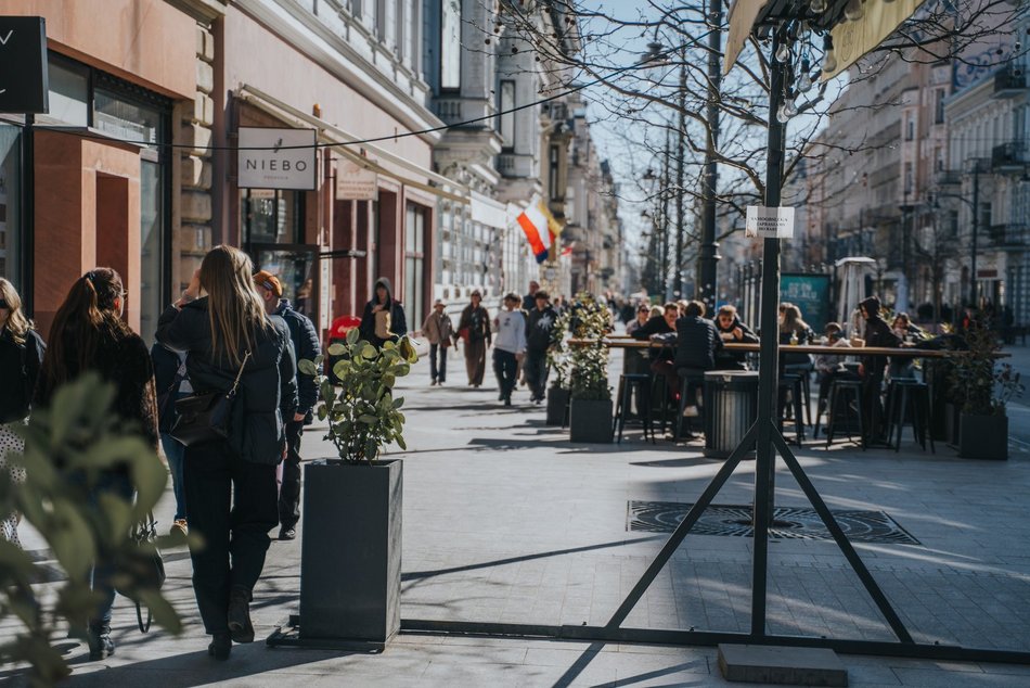 Łódź. Łódź nie tęskni za zimą! Tłumy Łodzian spacerowały po Piotrkowskiej i Parku Staromiejskim
