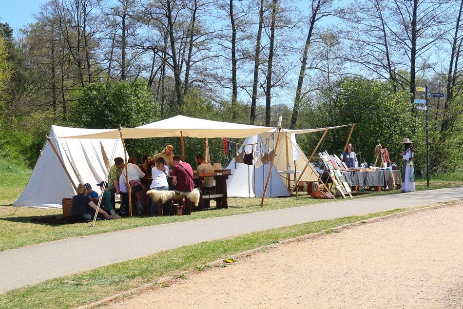 Łódź. Majówka na Stawach Stefańskiego w Łodzi. Słowiańska wioska, rowery wodne i grillowanie
