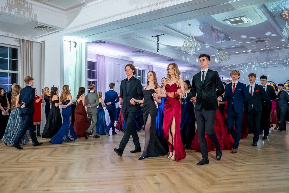 Łódź. Studniówka IV LO w Łodzi. Kreacje, które zapierały dech i radość na twarzach młodzieży