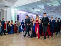 Łódź. Studniówka IV LO w Łodzi. Kreacje, które zapierały dech i radość na twarzach młodzieży