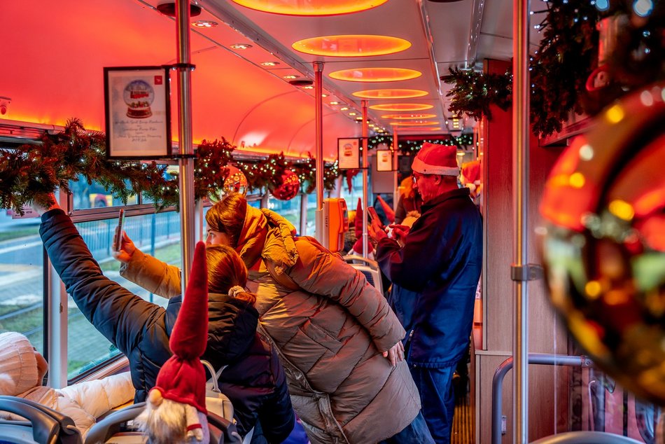 Łódź. Mikołajkowy tramwaj MPK Łódź już pędzi po mieście! Zobacz, jak się prezentuje