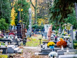 Łodzianie już na Starym Cmentarzu w Łodzi. Tak odwiedzają bliskich