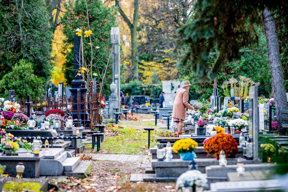 Łodzianie już na Starym Cmentarzu w Łodzi. Tak odwiedzają bliskich