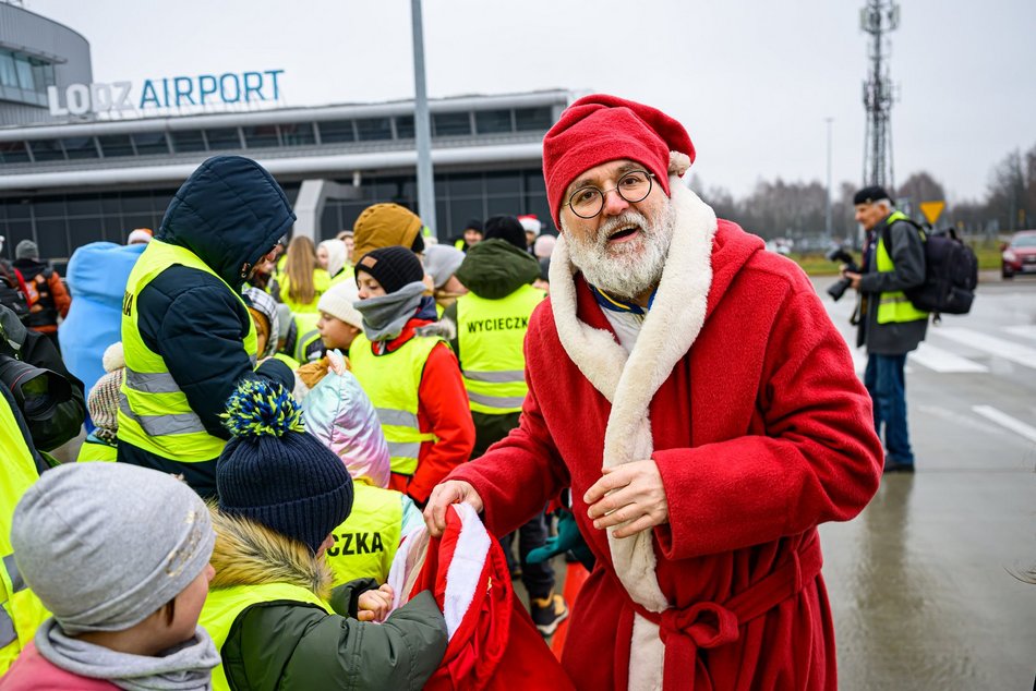 Mikołaj przyleciał helikopterem na lotnisko w Łodzi