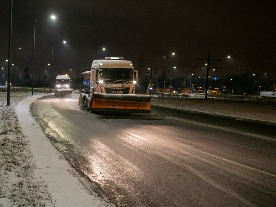 Odśnieżanie Łodzi. 81 pługopiaskarek pracowało w nocy na ulicach miasta