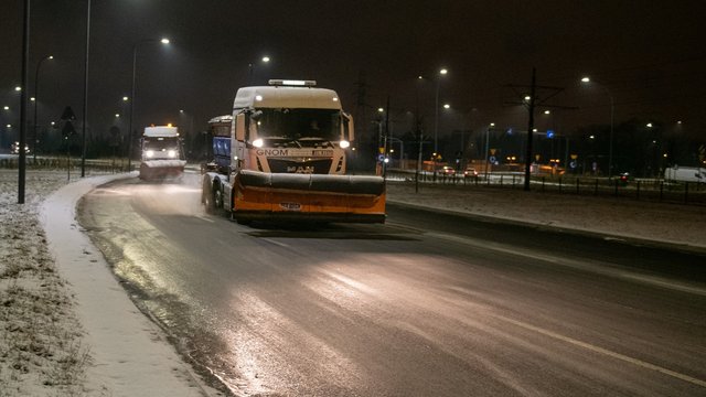 Odśnieżanie Łodzi. 81 pługopiaskarek pracowało w nocy na ulicach miasta