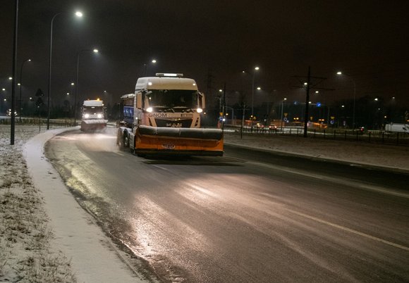 Odśnieżanie Łodzi. 81 pługopiaskarek pracowało w nocy na ulicach miasta