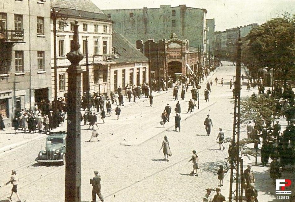 Północna ściana placu Kościelnego z perspektywą ul. Wojska Polskiego i halą targową - lata 1940-1944