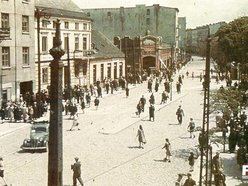 Północna ściana placu Kościelnego z perspektywą ul. Wojska Polskiego i halą targową - lata 1940-1944