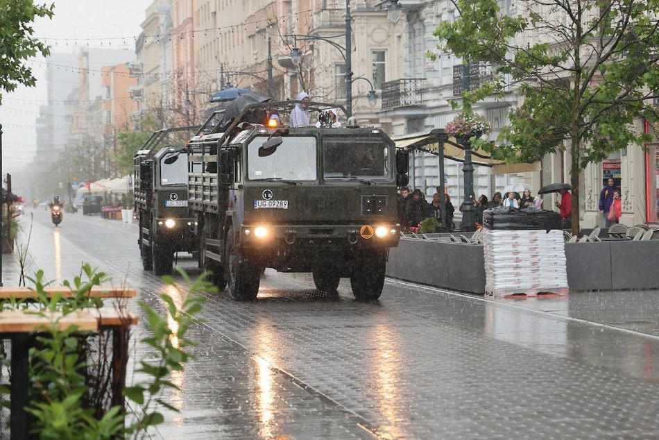 Łódź. Parada przed meczem Gortat Team vs NATO Team