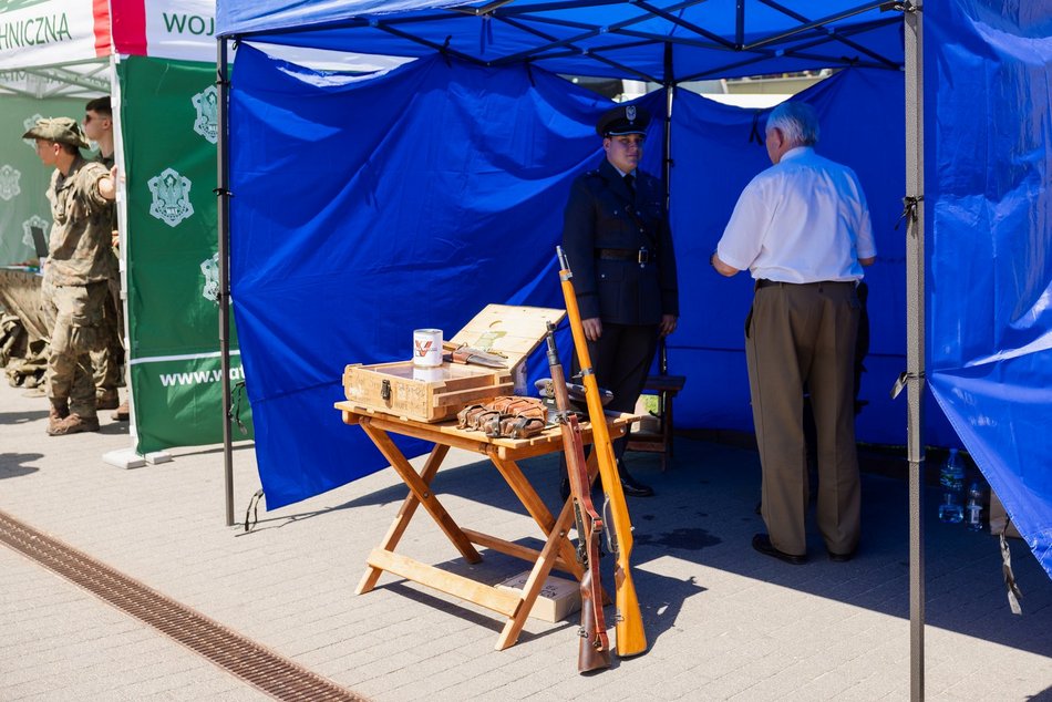Piknik Weterana w Manufakturze. Pokazy sprzętu, pojazdy wojskowe, wojskowa grochówka