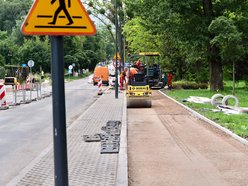 Łódź. Remont Źródłowej w Łodzi. Powstaje nowy chodnik i miejsca parkingowe