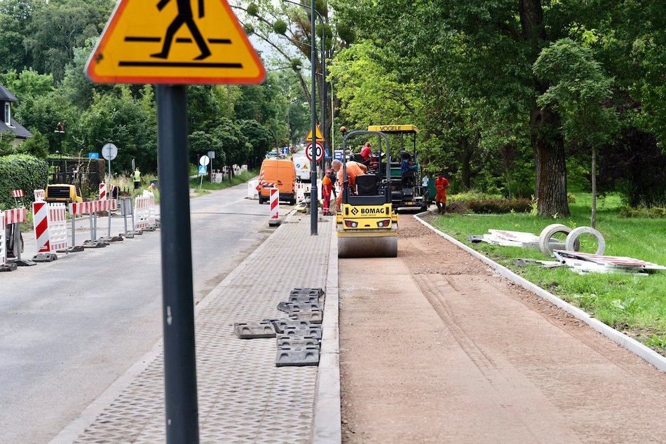 Łódź. Remont Źródłowej w Łodzi. Powstaje nowy chodnik i miejsca parkingowe
